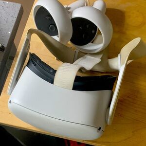 Oculus White VR Headset with Controllers